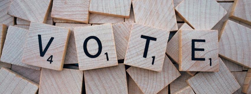 Scrabbel blokjes spellen het woord "VOTE"