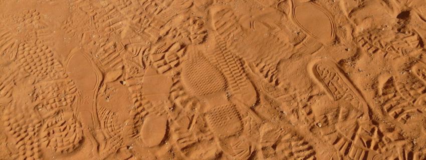 Allemaal voetstappen door elkaar in het zand
